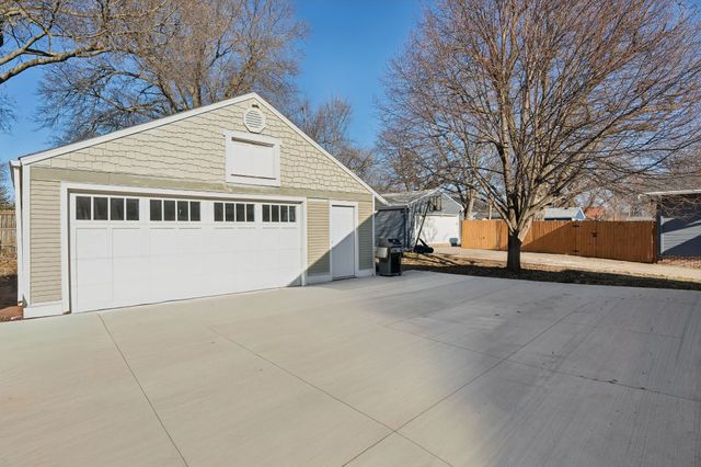 1683 Northwest Drive, Des Moines, IA 50310