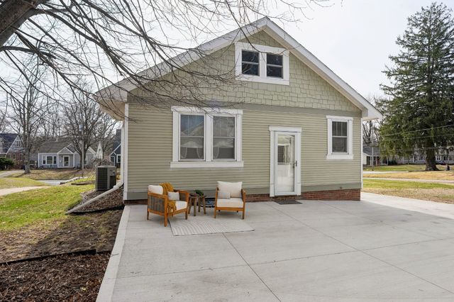 1683 Northwest Drive, Des Moines, IA 50310