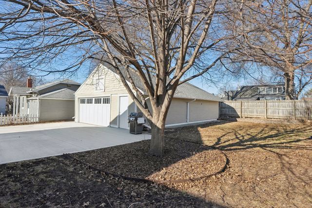 1683 Northwest Drive, Des Moines, IA 50310