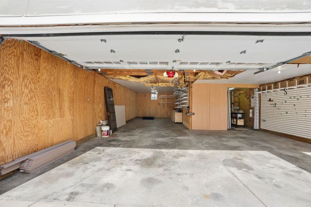 1683 Northwest Drive, Des Moines, IA 50310