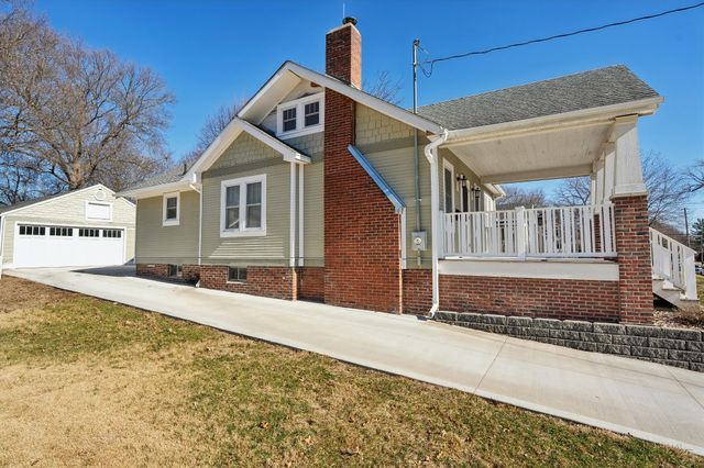 1683 Northwest Drive, Des Moines, IA 50310