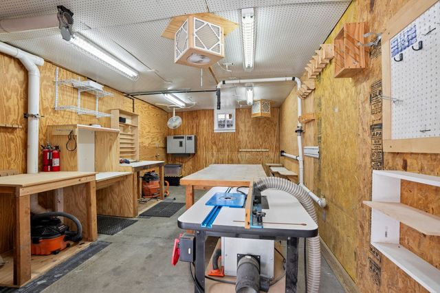 1683 Northwest Drive, Des Moines, IA 50310