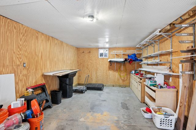 1683 Northwest Drive, Des Moines, IA 50310