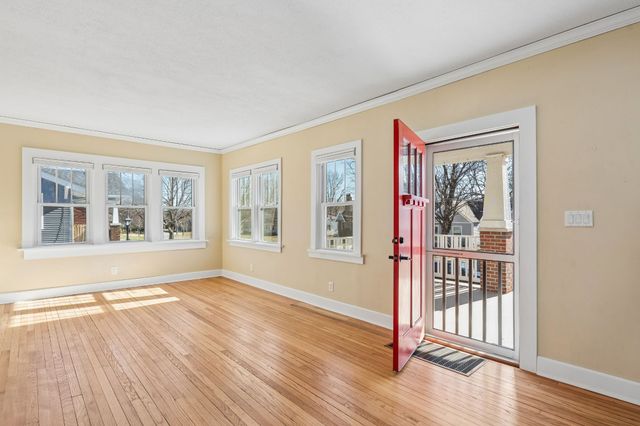 1683 Northwest Drive, Des Moines, IA 50310