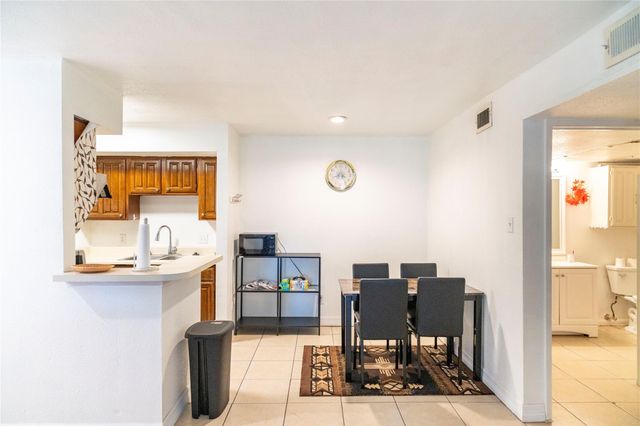 10202 Forum Park Drive 211, Houston, TX 77036