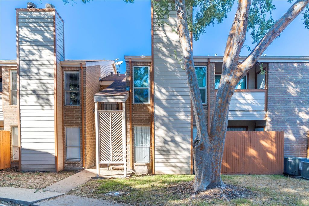 10202 Forum Park Drive 211, Houston, TX 77036