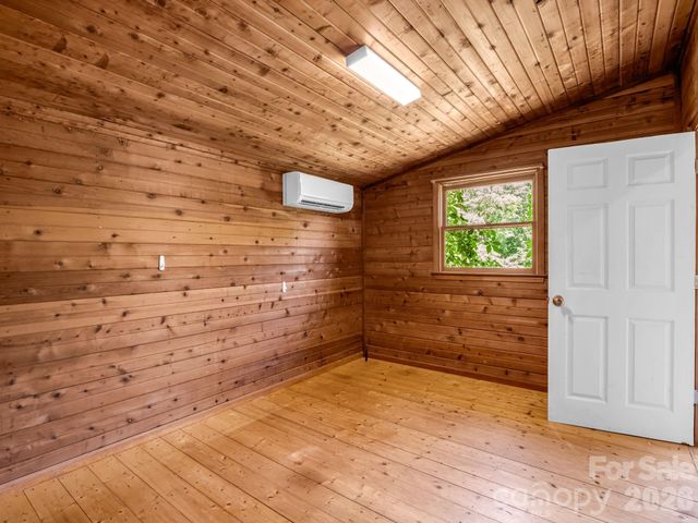 255 & 257 Crescent Street, Saluda, NC 28773