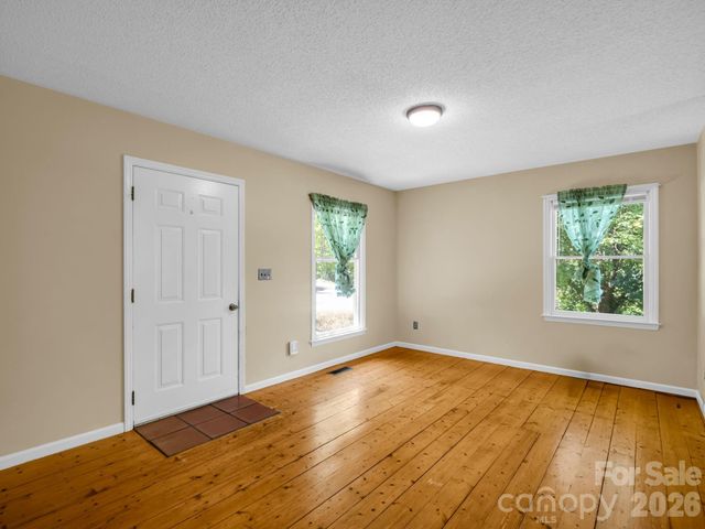 255 & 257 Crescent Street, Saluda, NC 28773