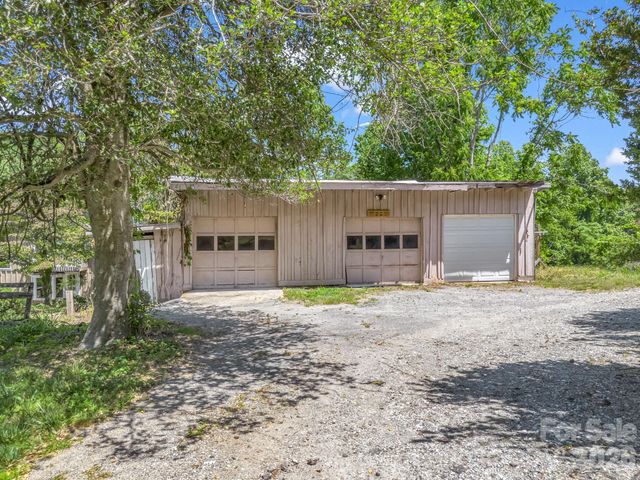255 & 257 Crescent Street, Saluda, NC 28773