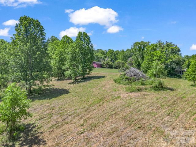 255 & 257 Crescent Street, Saluda, NC 28773
