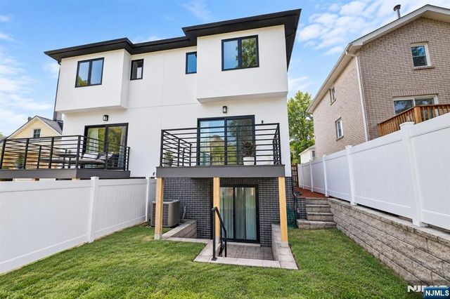 211 Slocum Way A, Fort Lee, NJ 07024