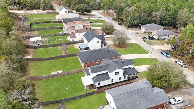 2490 S Lakeview Drive, Crestview, FL 32536