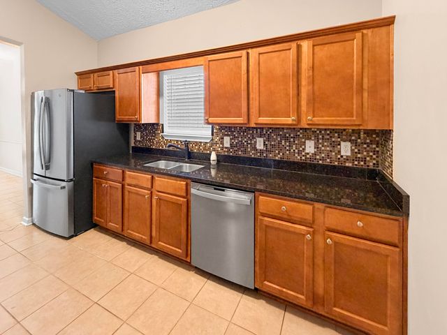 2490 S Lakeview Drive, Crestview, FL 32536