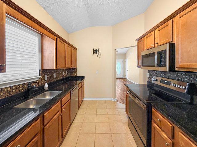 2490 S Lakeview Drive, Crestview, FL 32536