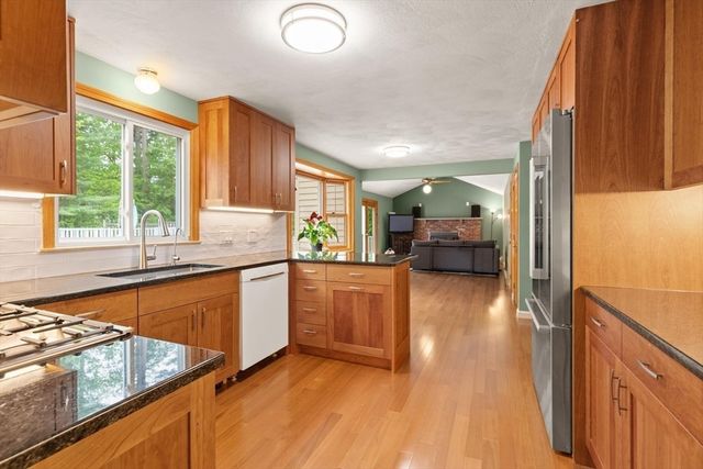 214 Mccarthy Way, Tewksbury, MA 01876