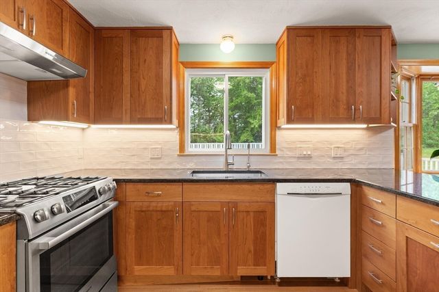 214 Mccarthy Way, Tewksbury, MA 01876