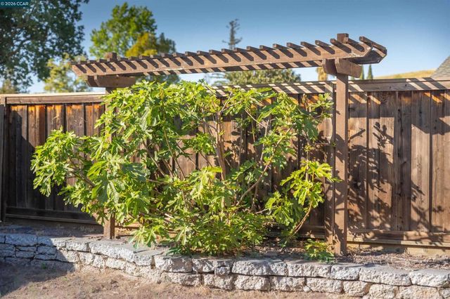 5581 Gonzalez Ct, Concord, CA 94521