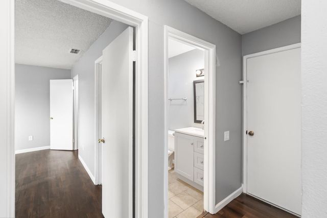 4965 Valley Hi Dr, Sacramento, CA 95823