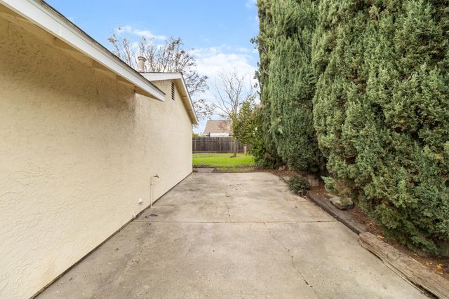 4965 Valley Hi Dr, Sacramento, CA 95823