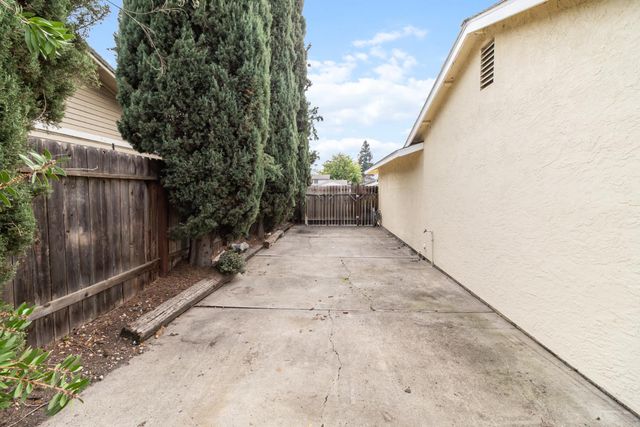 4965 Valley Hi Dr, Sacramento, CA 95823