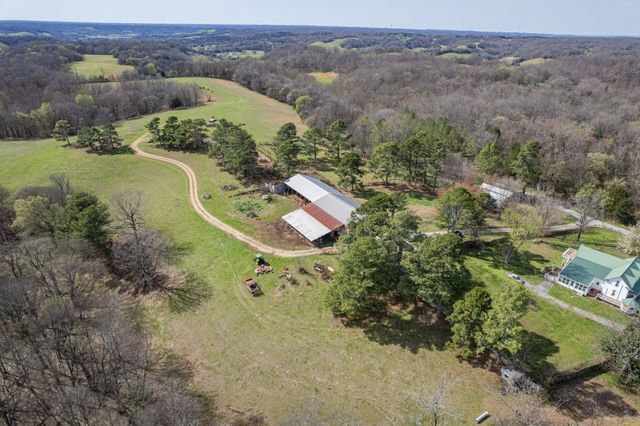 2675 Red Nix Rd, Cornersville, TN 37047