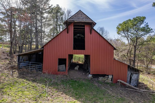 2675 Red Nix Rd, Cornersville, TN 37047