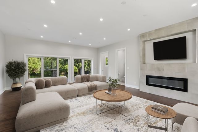 1744 Walnut Circle, Northbrook, IL 60062