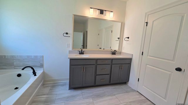 38429 Queen St, Prairieville, LA 70769