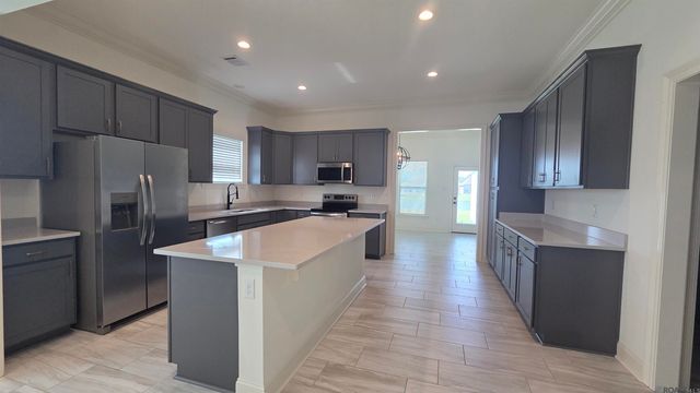 38429 Queen St, Prairieville, LA 70769