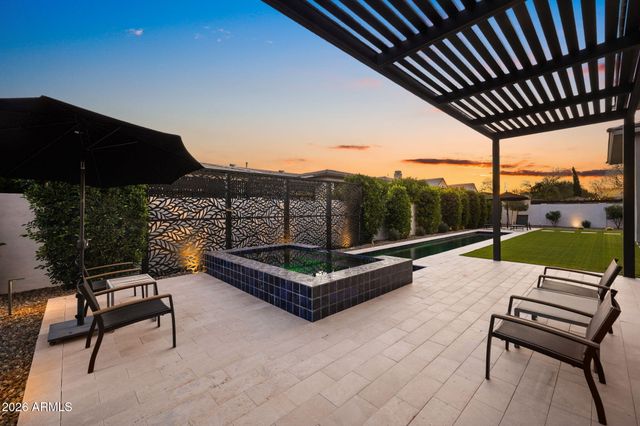 2725 E KINGBIRD Drive, Gilbert, AZ 85297