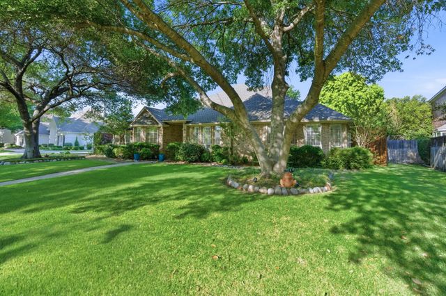 5017 River Bluff Drive, Fort Worth, TX 76132
