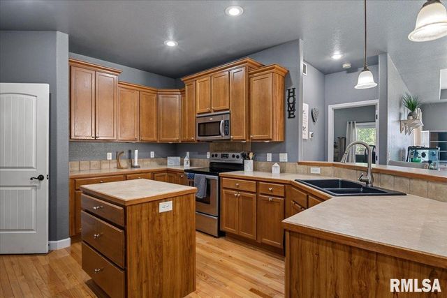 512 E SPRUCE Street, Chatham, IL 62629