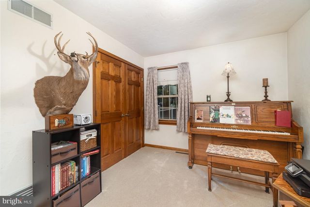 34 CHINKAPIN DR, New Oxford, PA 17350