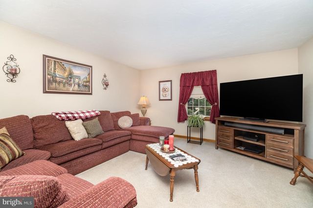 34 CHINKAPIN DR, New Oxford, PA 17350