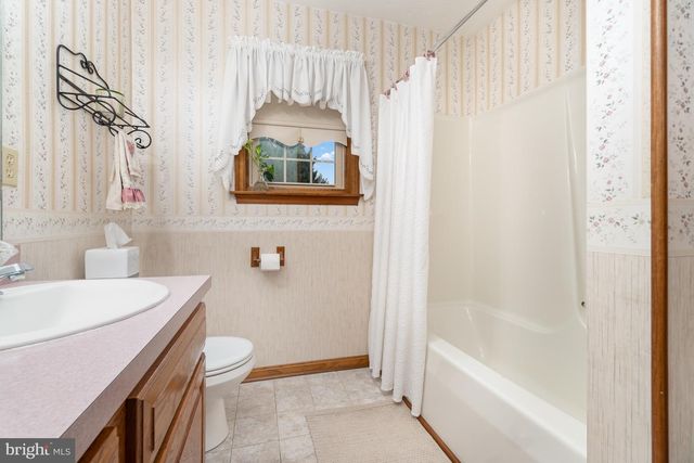 34 CHINKAPIN DR, New Oxford, PA 17350