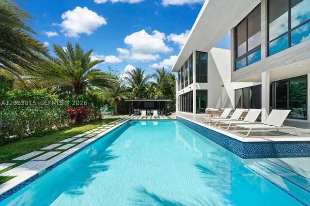 521 Holiday Dr, Hallandale Beach, FL 33009