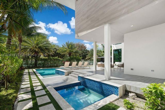 521 Holiday Dr, Hallandale Beach, FL 33009