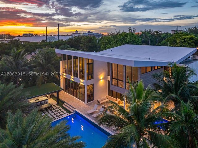 521 Holiday Dr, Hallandale Beach, FL 33009