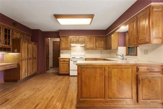 10525 Bluejacket Street, Overland Park, KS 66214