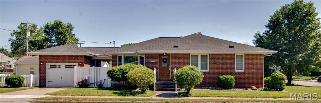 Image 1 of property listing at 110 Eaton Avenue, Wood River, IL 62095