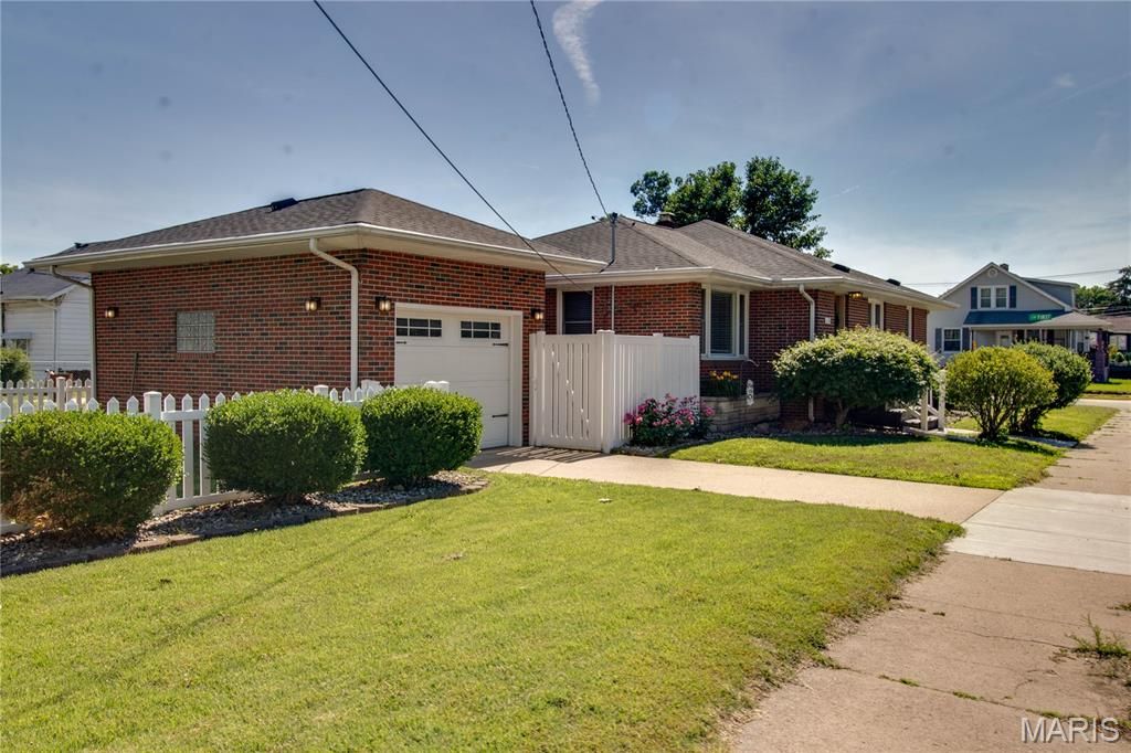 Image 2 of property listing at 110 Eaton Avenue, Wood River, IL 62095