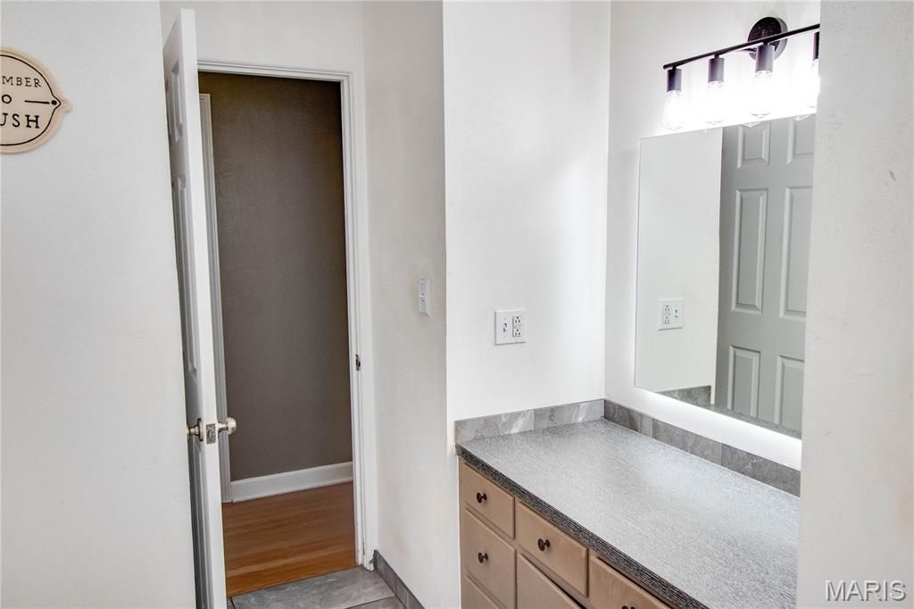Image 11 of property listing at 110 Eaton Avenue, Wood River, IL 62095