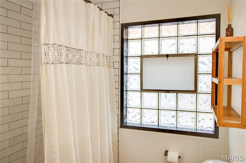 Image 12 of property listing at 110 Eaton Avenue, Wood River, IL 62095