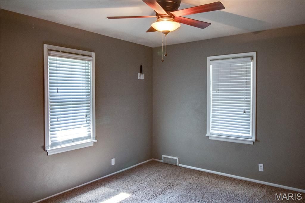 Image 13 of property listing at 110 Eaton Avenue, Wood River, IL 62095