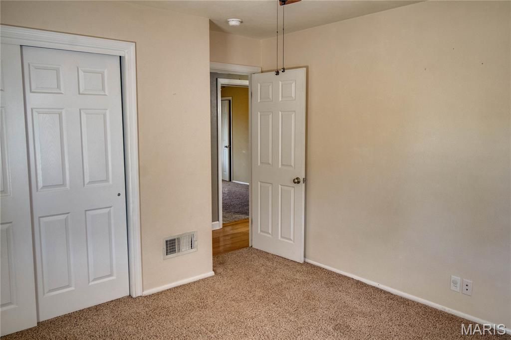 Image 16 of property listing at 110 Eaton Avenue, Wood River, IL 62095