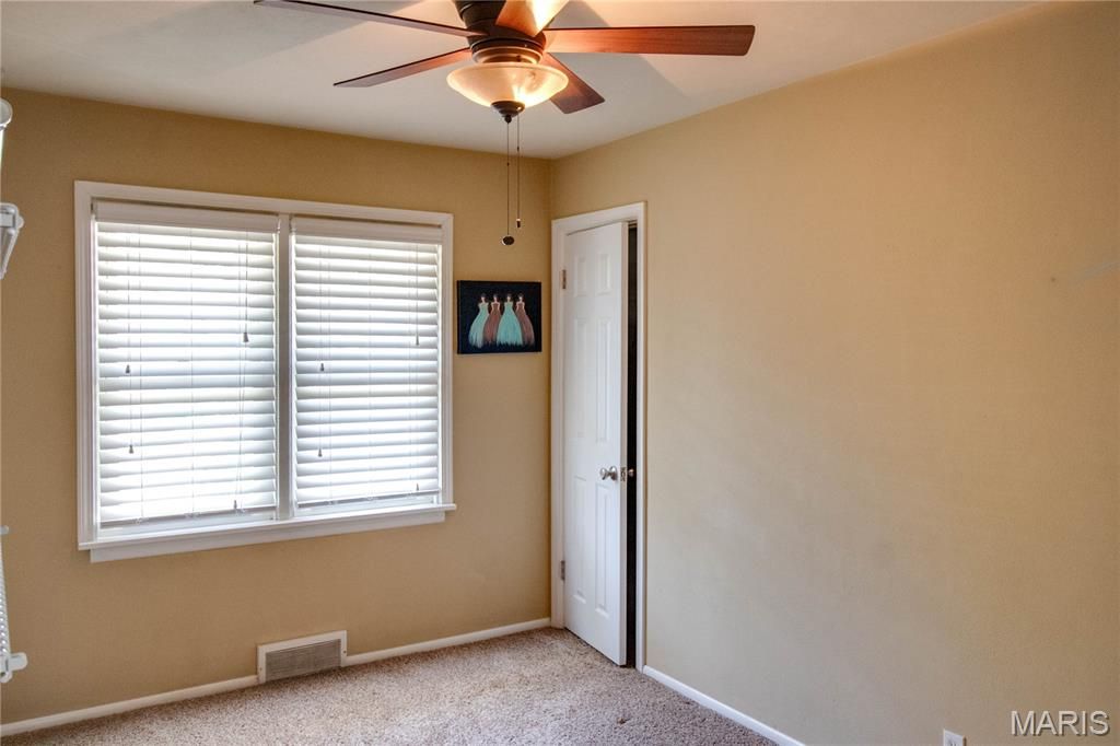 Image 18 of property listing at 110 Eaton Avenue, Wood River, IL 62095