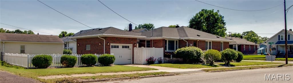 Image 3 of property listing at 110 Eaton Avenue, Wood River, IL 62095