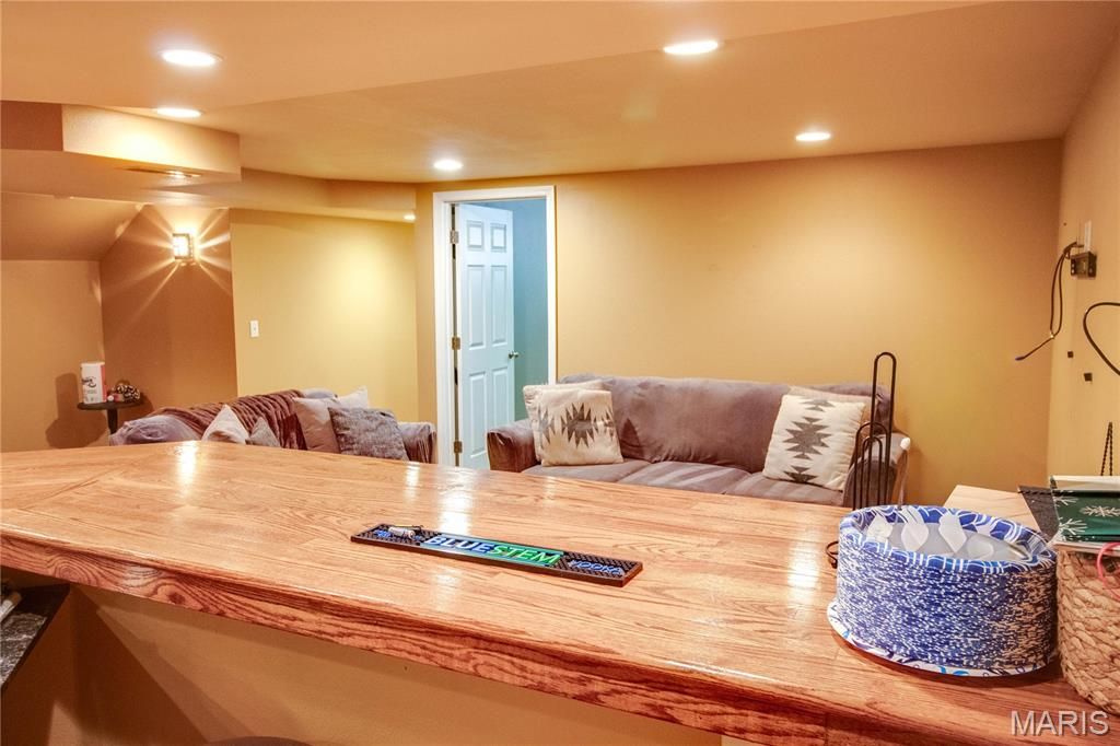 Image 23 of property listing at 110 Eaton Avenue, Wood River, IL 62095