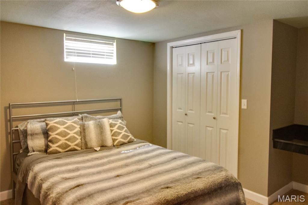 Image 25 of property listing at 110 Eaton Avenue, Wood River, IL 62095