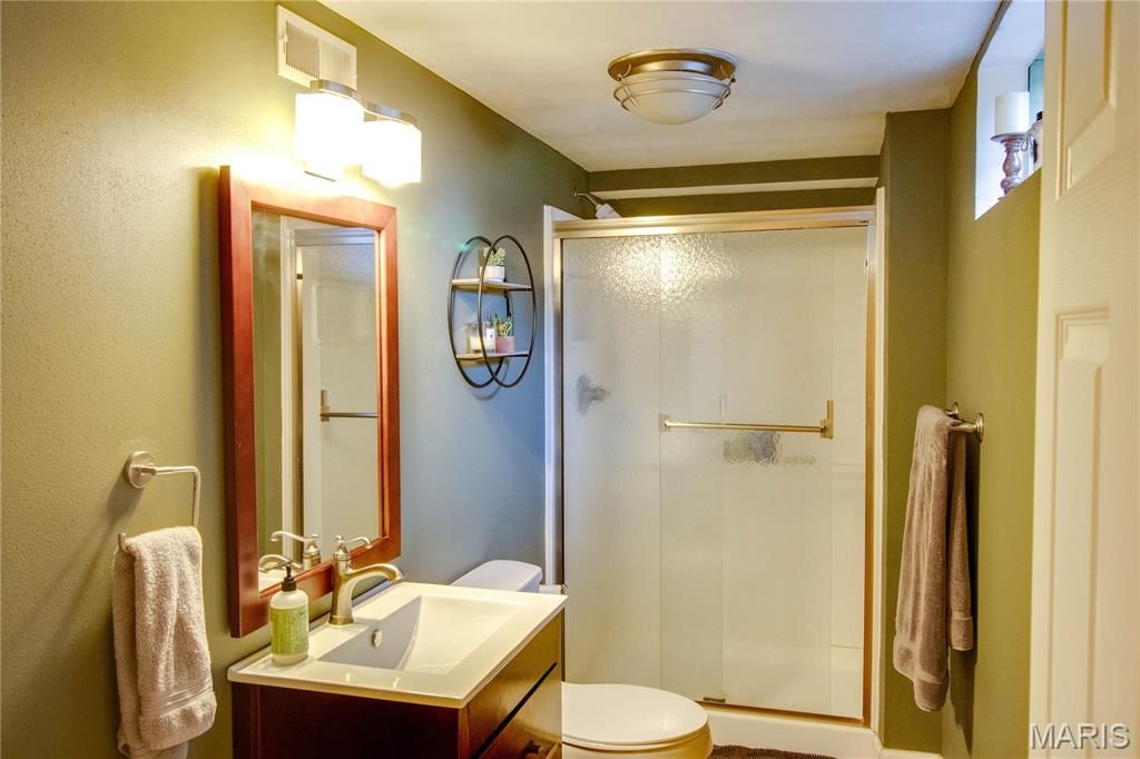 Image 27 of property listing at 110 Eaton Avenue, Wood River, IL 62095